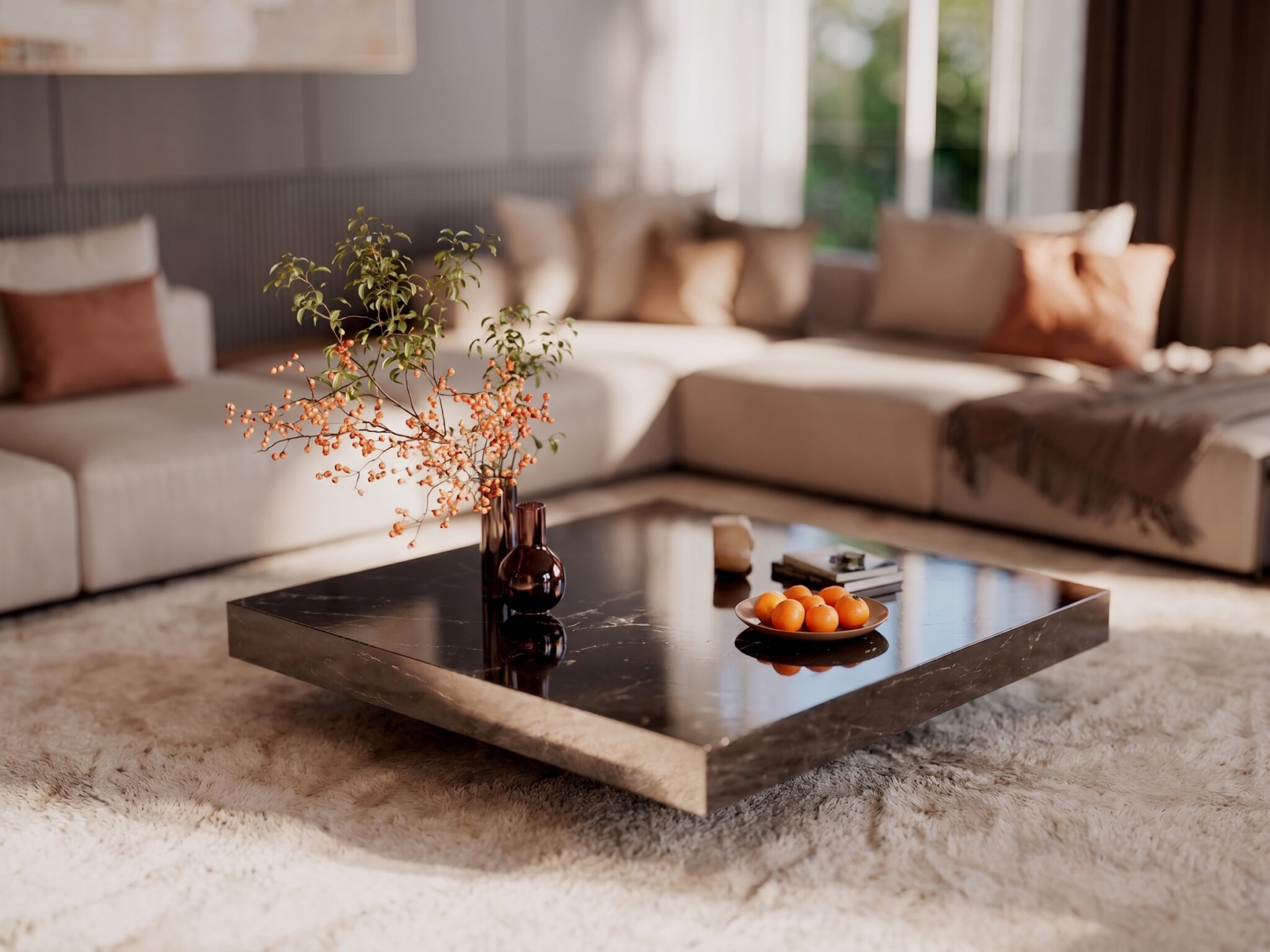 Table basse en marbre foncé avec vase fleuri et assiette de fruits, devant un canapé clair baigné de lumière naturelle.